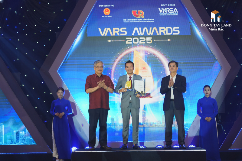 Người dẫn đầu CEO Nguyễn Thái Bình vinh danh nhận giải "Cánh buồm vàng" tại Vars Awards